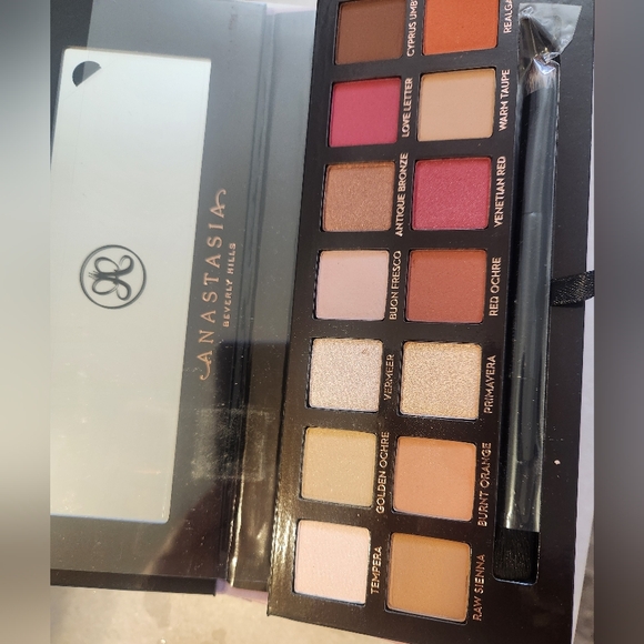 Anastasia Beverly Hills Other - Anastasia Beverly Hills Eyeshadow Palette - Vibrant Hues